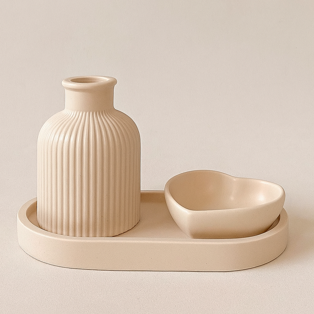 alt="Dekorativni set Calma sa vazom, činijom i tacnom u modernom studijskom ambijentu"