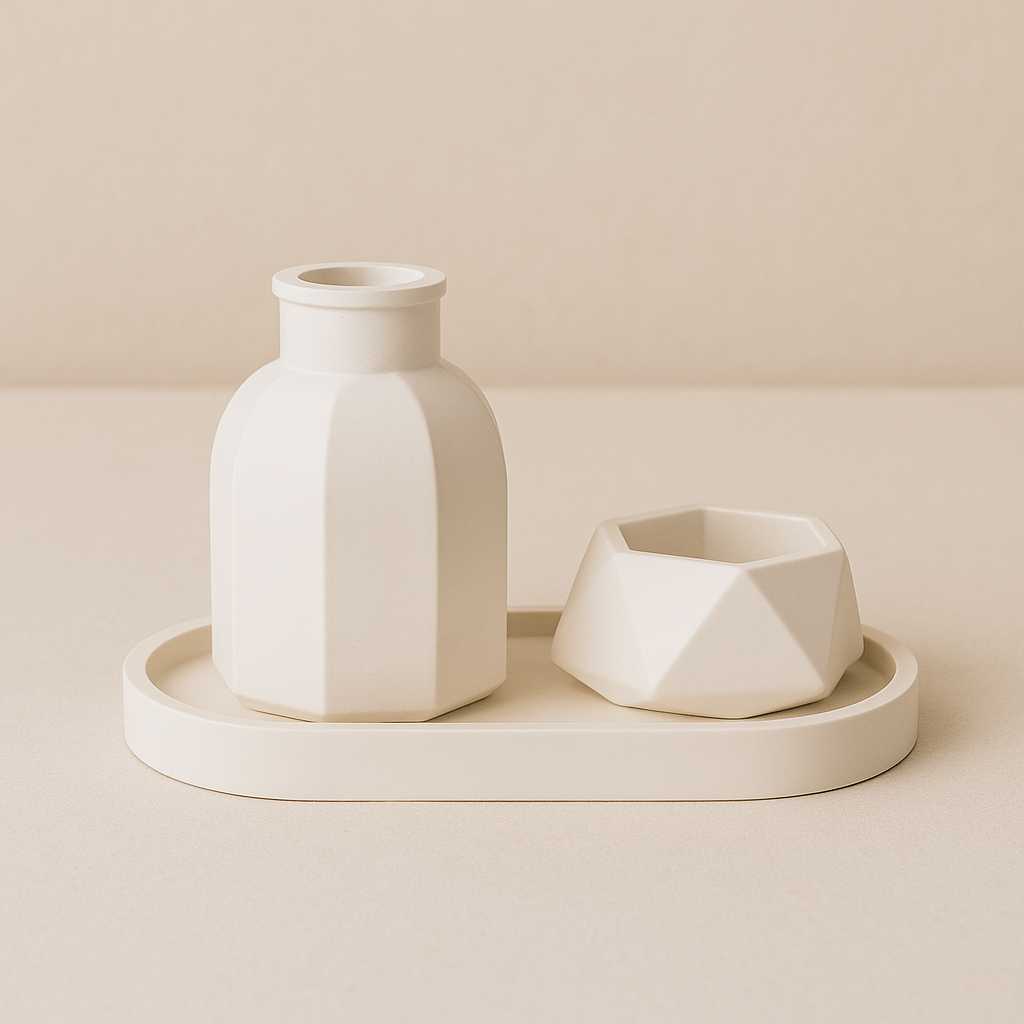 Dekorativni set od jesmonita sa vazom i geometrijskom posudom na bež pozadini, minimalistička postavka.