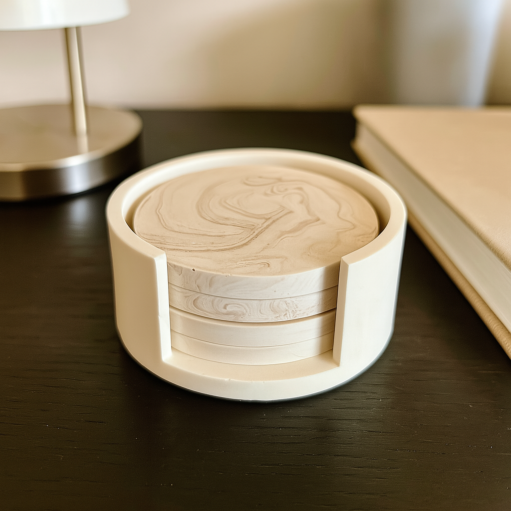 Elegantno složen set podmetača sa postoljem na crnom stolu pored lampe i sveske