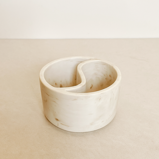 Yin Yang posuda od jesmonita na beloj studijskoj pozadini